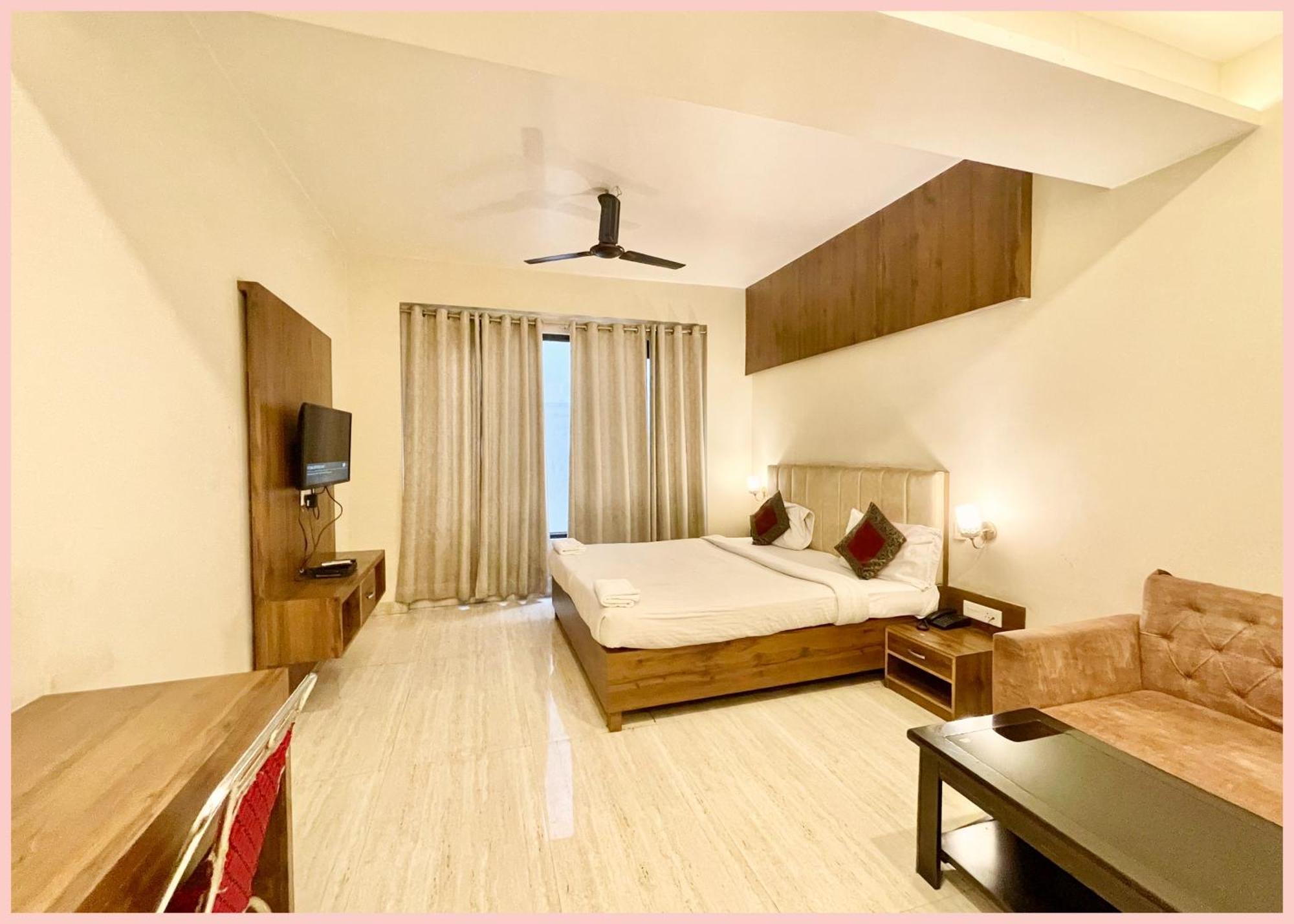 Hotel Rudraksh ! Villa Near Kashi Vishwanath Temple - Restaurant & Lift Facilities - Fully Air Conditioned Suite Room - Best Hotel In Varanasi — Photos 2